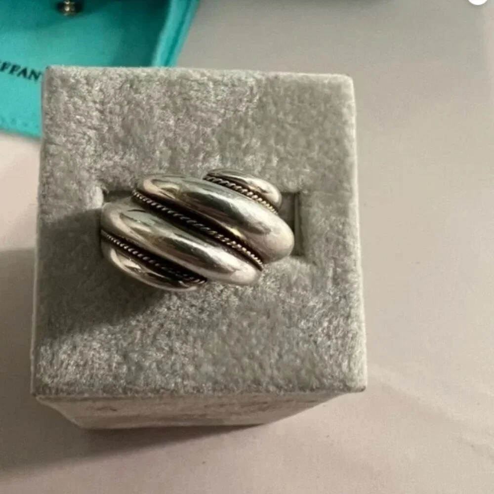 HP-TIFFANY &CO STERLING SILVER RING W/14K YELLOW GOLD TRIM DOME RING W/BOX+POUCH - Picture 2 of 6